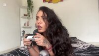 مجموعة من الرجال يضاجعون في نفس السرير مع امرأة فائقة الجمال